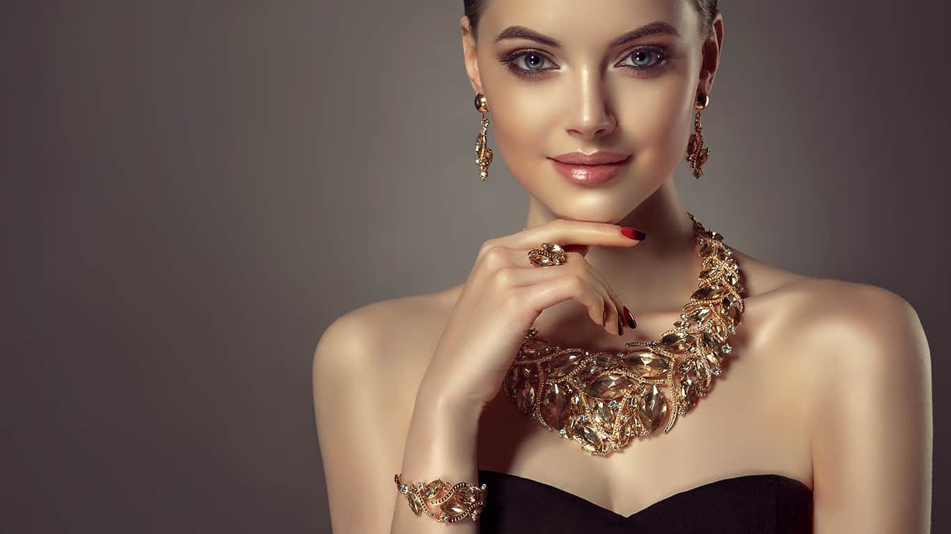 Beautiful girl with set jewelry.
