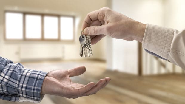 8 Pros and Cons of Having a Roommate in Retirement