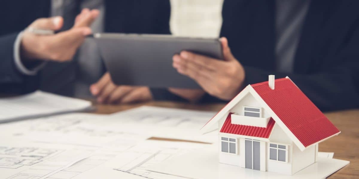Man getting a pre-listing appraisal for their home purchase